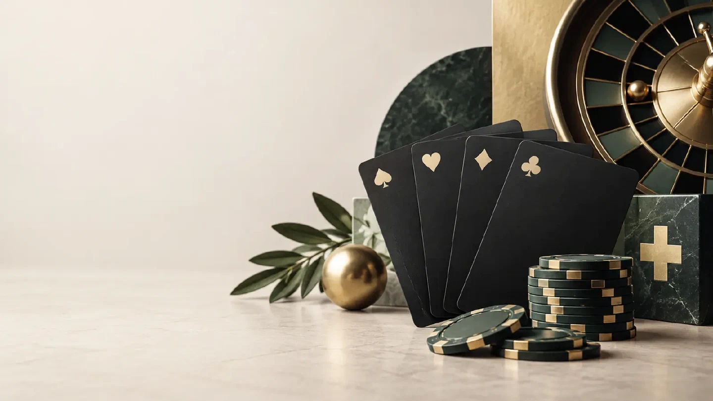 Schwarze Spielkarten und Casino-Chips in einer ruhigen Studio-Szene